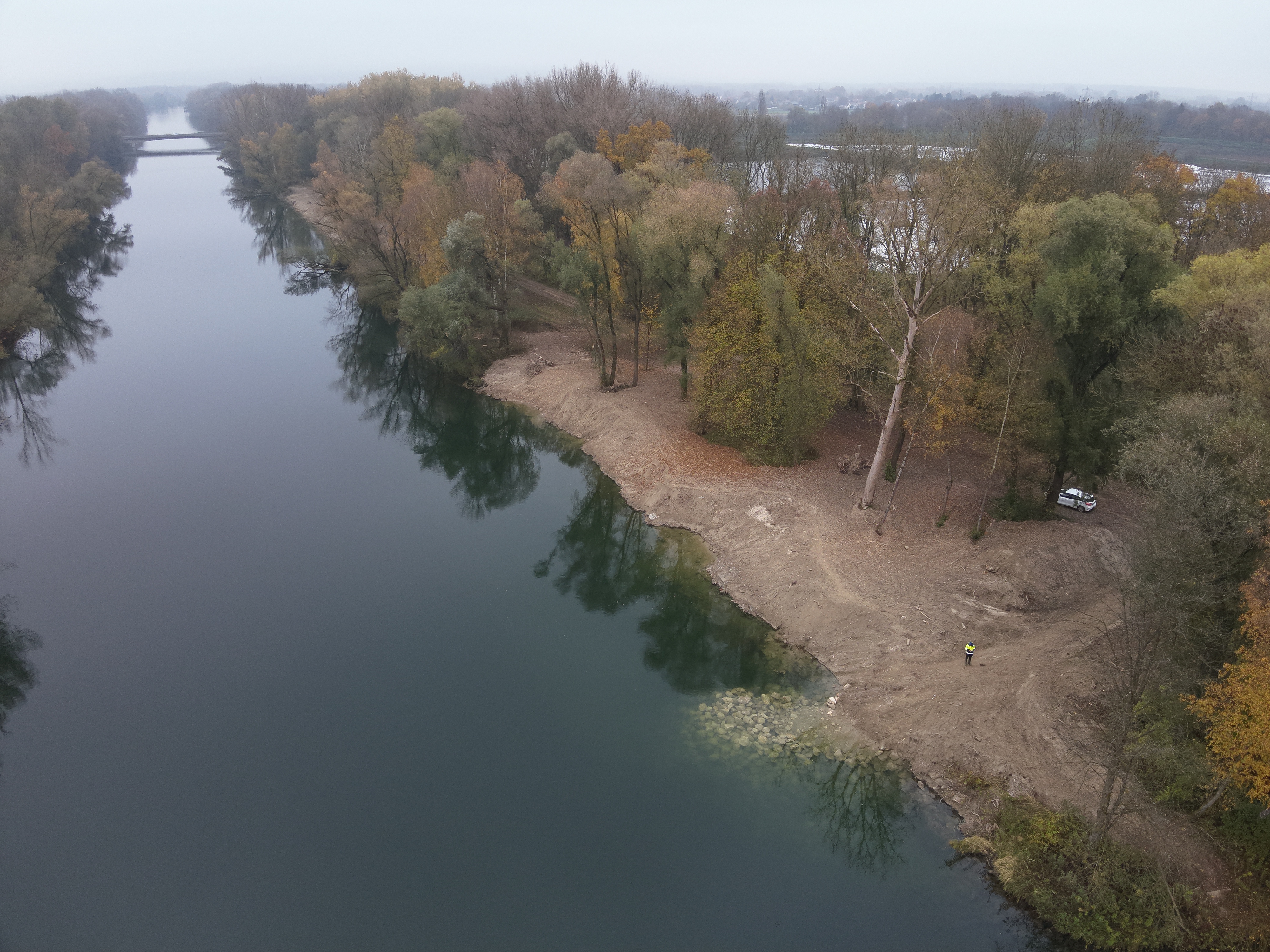 Ufer südlich der Lechbrücke B16 nach der Umsetzung von Maßnahmen 